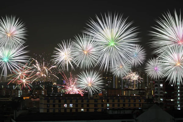 Das Feuerwerk frohes neues Jahr in der Stadt — Stockfoto