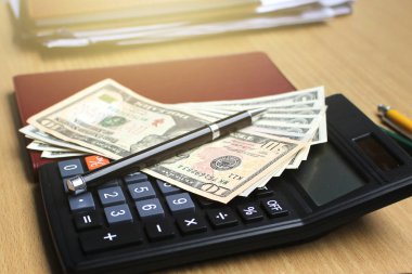 P ve ofis Resepsiyon yatırım hesap makinesi ve Doları para