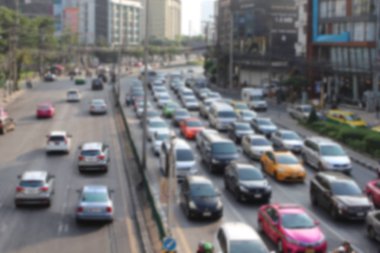 Şehir merkezinde trafik sıkışıklığı, bulanık