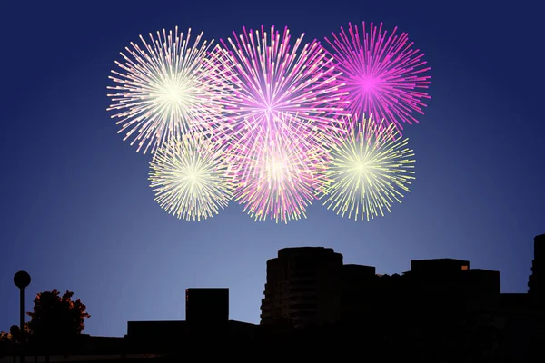 Feuerwerk am Himmel in der Stadt — Stockfoto