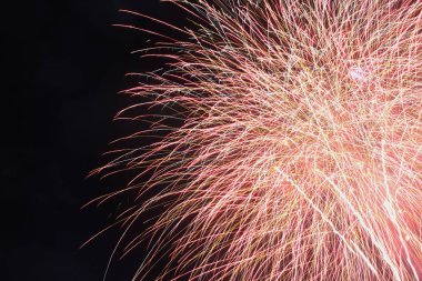 Siyah arka plan üzerinde soyut havai fişek.