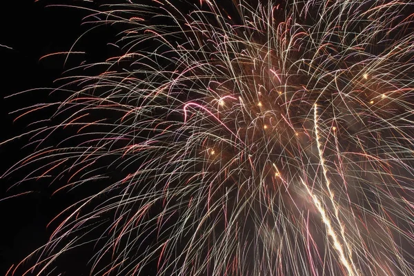 Abstraktes Feuerwerk auf schwarzem Hintergrund. — Stockfoto