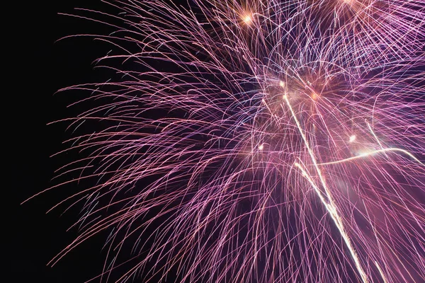 Abstraktes Feuerwerk auf schwarzem Hintergrund. — Stockfoto