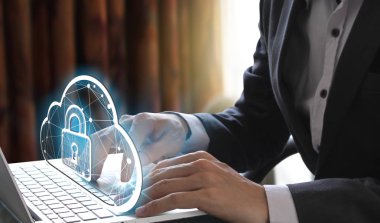 Bir bilgisayar kullanarak iş adamı