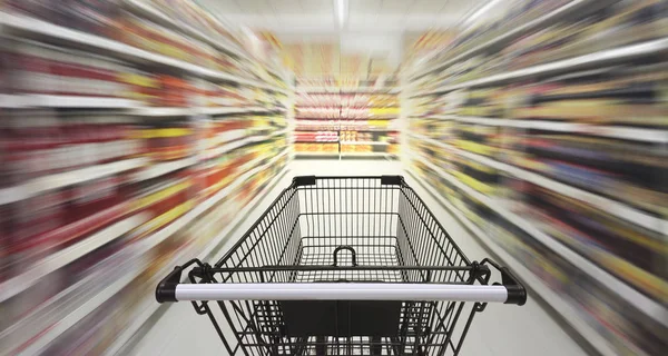 Corredor do supermercado com carrinho de compras vazio — Fotografia de Stock