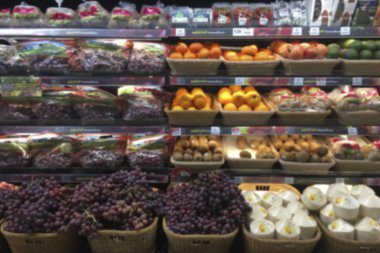 Soyut bulanık süpermarket koridor alışveriş ve perakende