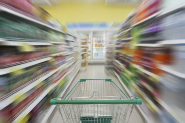 Süpermarket koridor boş alışveriş sepeti ile