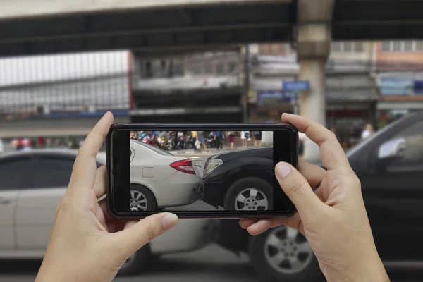 Рука тримає смартфон сфотографуватися на сцені автомобіля — стокове фото