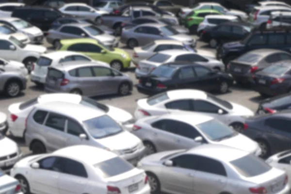 Estacionamento exterior desfocado cheio de carros — Fotografia de Stock