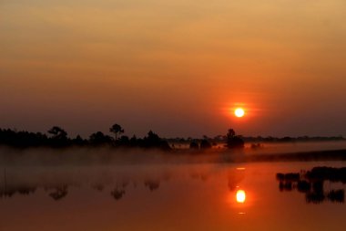 Gölde gün batımı 
