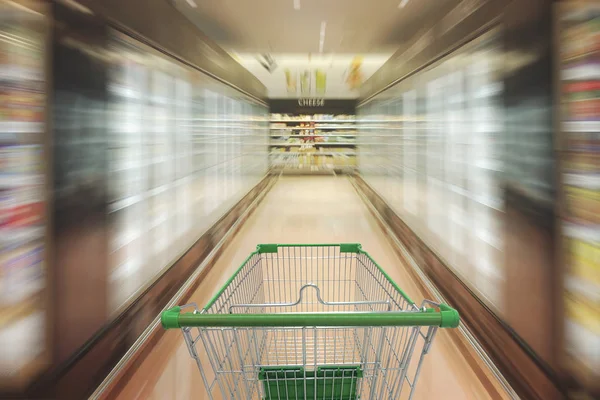 Supermercado pasillo con carro de la compra vacío — Foto de Stock