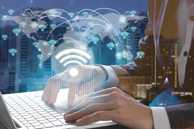İş adamı yardıma dizüstü wifi kutsal kişilerin resmi bağlantı ile