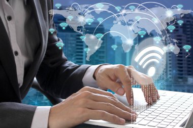 İş adamı yardıma dizüstü wifi kutsal kişilerin resmi bağlantı ile