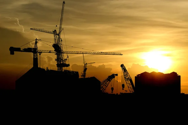 Silhouet kraan bouw bouwen bij zonsondergang — Stockfoto