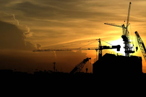 Silhouet kraan bouw bouwen bij zonsondergang — Stockfoto