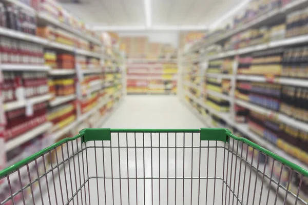 Supermercado pasillo con carro de la compra vacío —  Fotos de Stock
