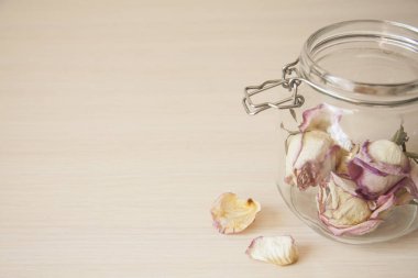 Açık renkli romantik yatay afiş.