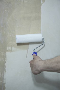 Sıvalı yüzeyin priming işlemi