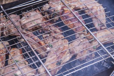 Izgara ızgara. Kömürde kuzu eti ve kömürde duman..