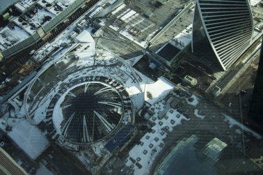 Kışın büyük bir şehrin en iyi manzarası. Şehir manzarasının kış manzarası. Karla kaplı bir grup çatı binası..