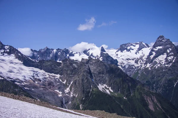 Horizontal schöne Aussicht auf die Kaukasusberge. — Stockfoto