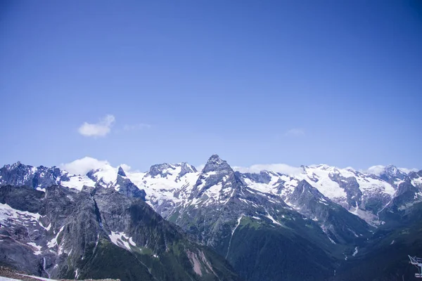 Horizontal schöne Aussicht auf die Kaukasusberge. — Stockfoto