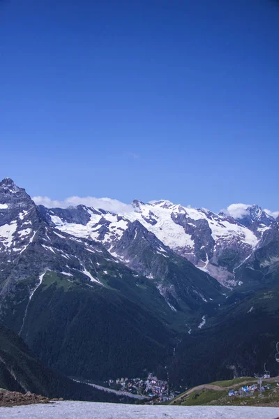Vertikal schöne Aussicht auf die Kaukasusberge. — Stockfoto
