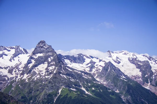 Horizontal schöne Aussicht auf die Kaukasusberge. — Stockfoto