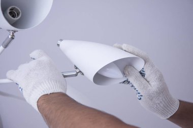 Binanın tamiri. Kapalı alanda elektrik işi. İşçiler beyaz eldivenli eller..