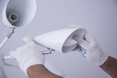 Binanın tamiri. Kapalı alanda elektrik işi. İşçiler beyaz eldivenli eller..