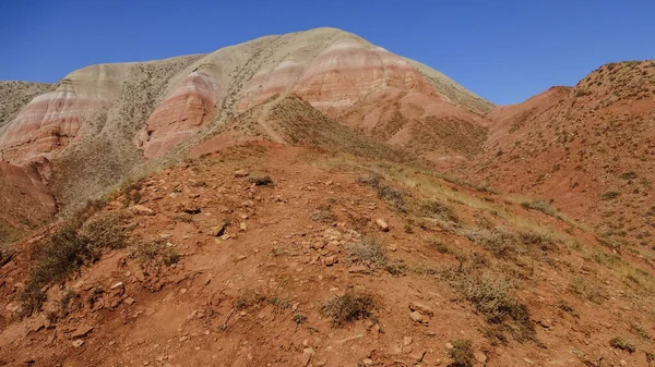 Prachtig uitzicht op de rode berg. Natuurlijke hoogte in de steppe. — Stockfoto