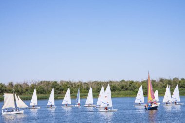 Volga Nehri üzerinde yaz aylarında Yelkenli tekneler