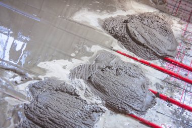 Kapalı alanda inşaat işi. Binanın tamiri. Zemin altı ısıtma teknolojisi.