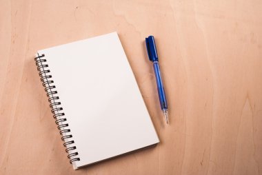 office Desk'te boş sayfalar beyaz kağıt defter ,