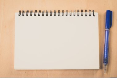 office Desk'te boş sayfalar beyaz kağıt defter ,