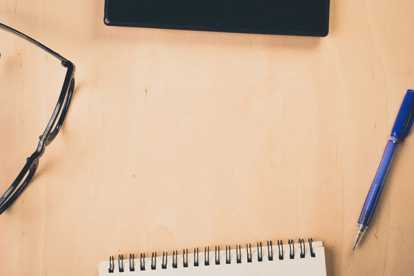 Tablet z pustego ekranu czarne okulary i notatnika na drewnianym stole office, — Zdjęcie stockowe