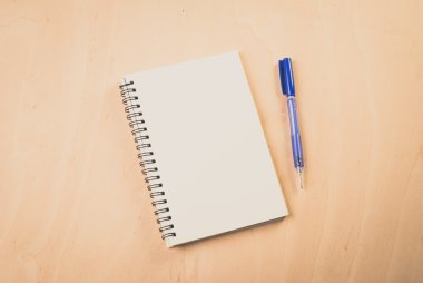 office Desk'te boş sayfalar beyaz kağıt defter ,