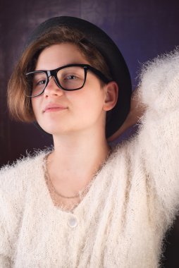 Genç sevimli kız bir şapka ve güneş gözlüğü,