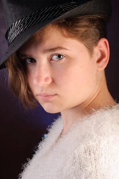 Portret zbliżenie piękna dziewczyna w kapeluszu , — Zdjęcie stockowe