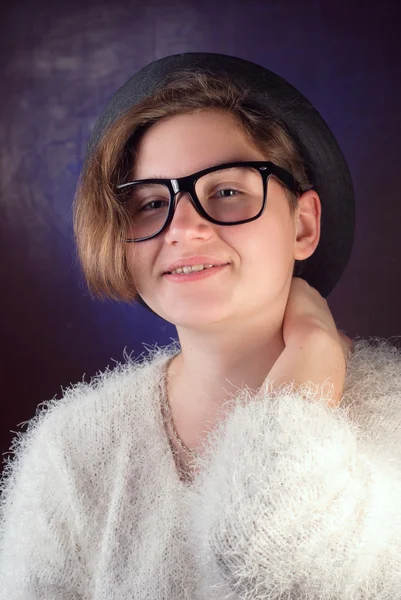 Young cute girl in a hat and sunglasses, — Stock Photo, Image