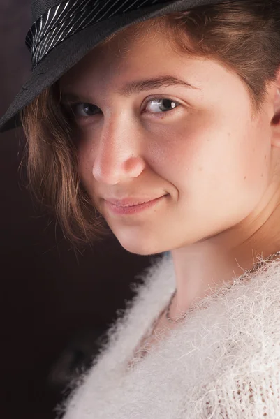 Portret zbliżenie piękna dziewczyna w kapeluszu , — Zdjęcie stockowe