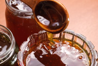 Kaşık gelen damlayan bal,