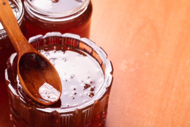 Kavanoz bal, bir tahta kaşık bal ile,