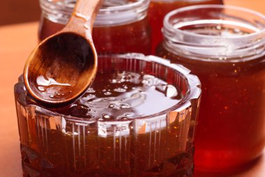 Kavanoz bal, bir tahta kaşık bal ile