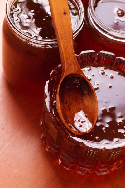 Kavanoz bal, bir tahta kaşık bal ile,