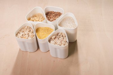 Koleksiyonu tahıl, tahıllar: pirinç, yulaf, buğday, darı, ahşap masa, ülke mutfak, beyaz kapasitesi,