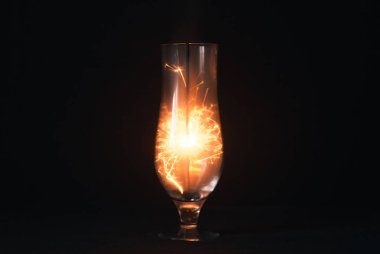 Maytap siyah bir arka plan, kıvılcım sinek farklı yönlere, zarif cam,