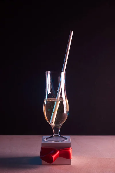 Белое вино в стакане на черном фоне , — стоковое фото