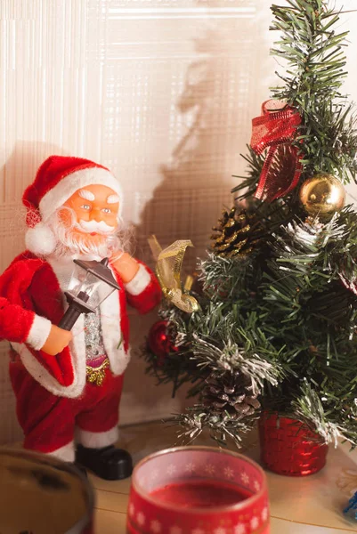 Brinquedo Papai Noel e árvore de Natal , — Fotografia de Stock