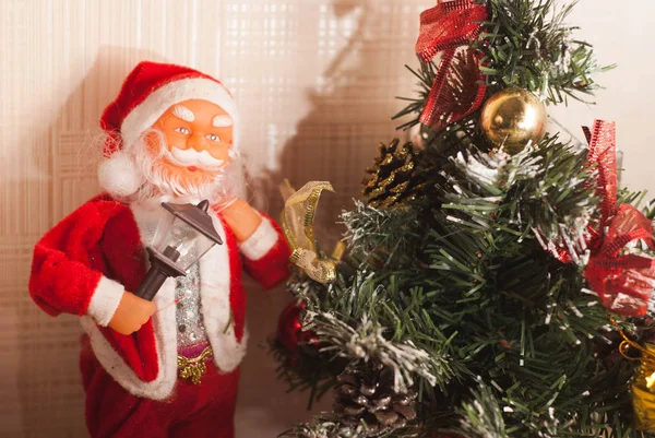 Іграшка Санта Клаус і новорічна ялинка, — стокове фото